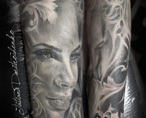 tatuajes realismo con abstracto mujer arquitectura gotica valencia
