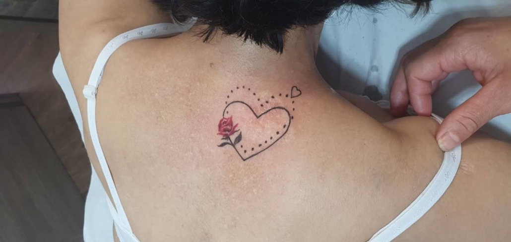Tatuaje pequeño corazón espalda