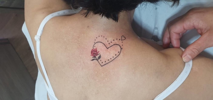 Tatuaje pequeno corazón espalda