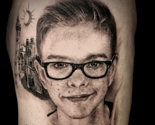 tattoo tatuaje retrato en realismo de niño hijo en blanco y negro en valencia 2 tattoo tatuaje retrato en realismo de niño hijo en blanco y negro en valencia 2