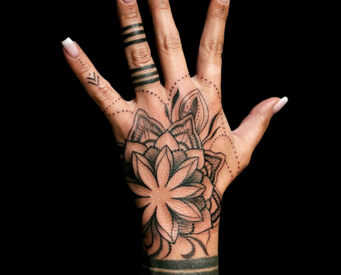 tattoo tatuaje geometrico mandala para mujeres en las manos en valencia