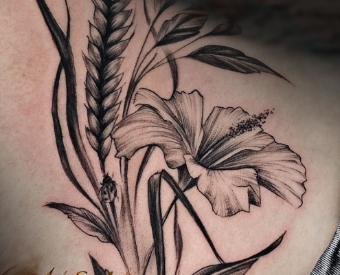 tattoo femenino de tatuaje terapeutico de linea fina abdomen curativo con flores en valencia