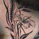 tattoo femenino de tatuaje terapeutico de linea fina abdomen curativo con flores en valencia