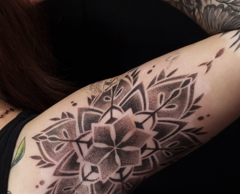 tattoo tatuaje geometrico de mandala a puntillismo en valencia