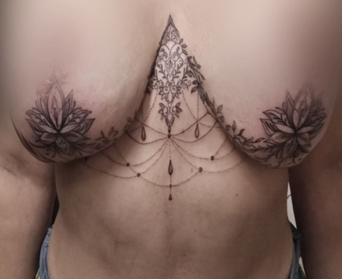 Tatuaje terapéutico para disimular cicatrices pecho mujer