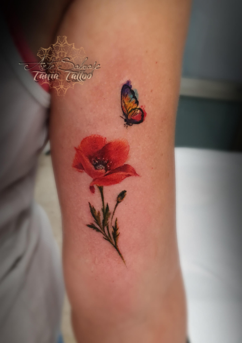 tattoo tatuaje amapola pequeño color mujer