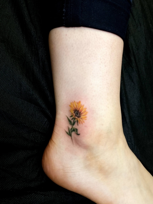 Tatuaje pequeño flor tobillo mujer