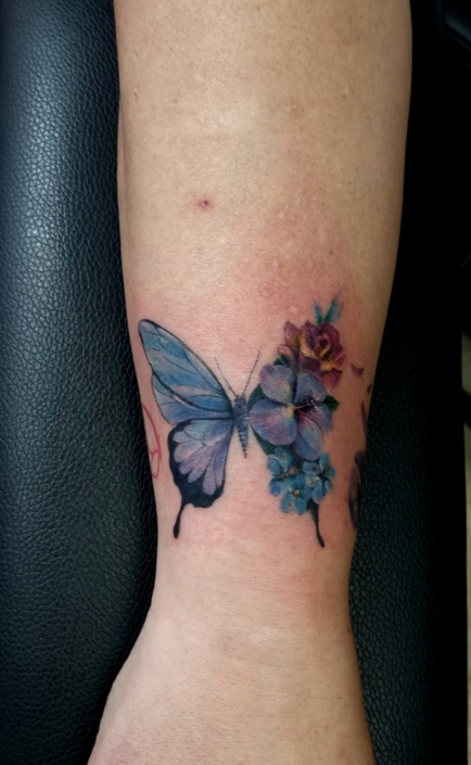 Tatuaje pequeño mariposa mujer