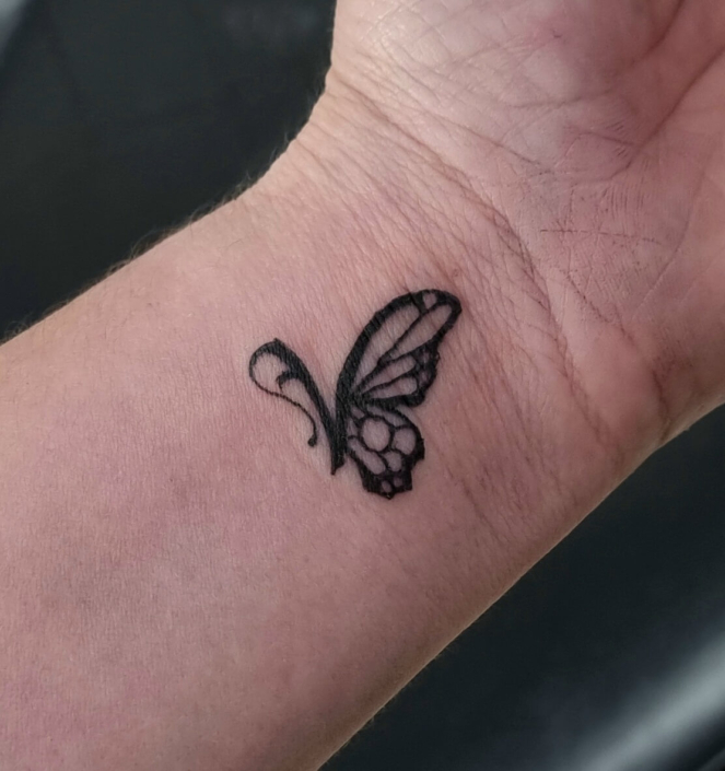 Tatuaje pequeño mariposa original mujer