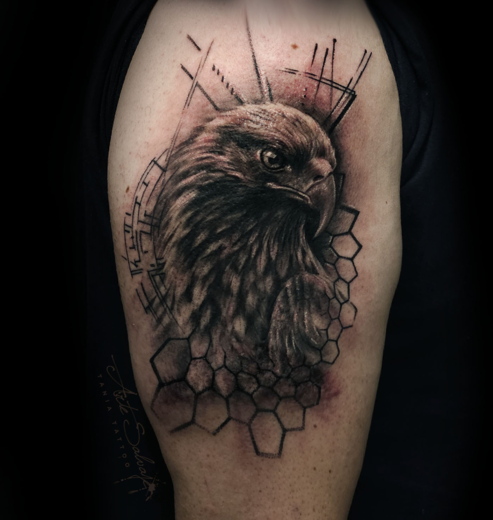 tattoo tatuaje tapando cicatrices con aguila realista y geometria en valencia
